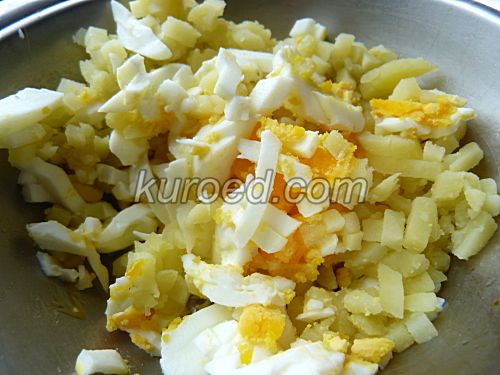 Яичный салат, пошаговое приготовление - нарезать яйца и картофель