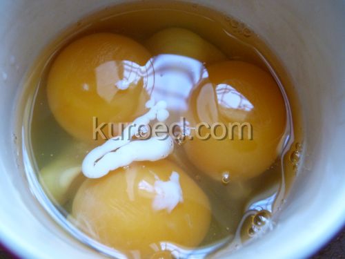Запеканка из цветной капусты, пошаговое приготовление - яйца в чашке