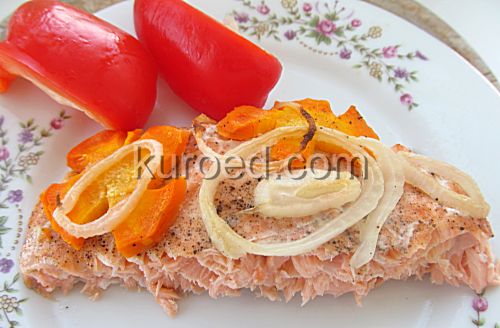 Семга запеченная с морковью, луком и лимоном