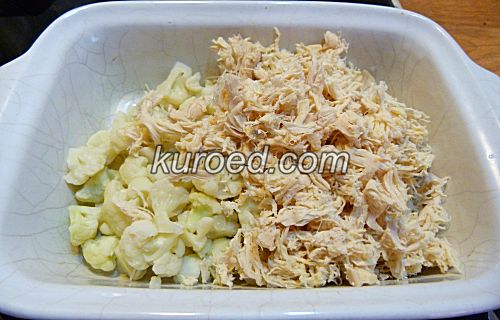 Диетическая запеканка из вареной курицы с цветной капустой и кабачками, пошаговое приготовление  - в форму выложить отварную капусту и мясо