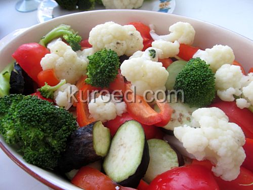 Запеканка из цветной капусты, фоторецепт - цветную капусту выложить поверх других овощей
