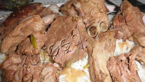 тушеные свиные ребра с рисом