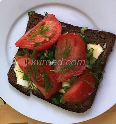 Бутерброд из бородинского хлеба со сливочным маслом, помидором и зеленью