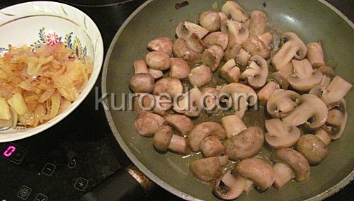 Картофельная запеканка с мясом и грибами, пошаговое приготовление - грибы поджарить с луком