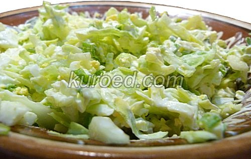 Салат из молодой капусты с яйцами и зеленым луком