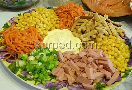 Салат Козел в огороде - сухарики, докторская колбаса, кукуруза, зеленый лук и корейская морковь