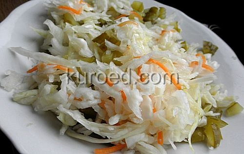 Салат из кислой капусты и соленых огурцов