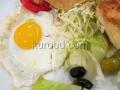 Быстрый завтрак из глазуньи, салата из капусты, помидор и оливок