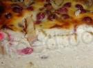 Творожная запеканка с яблоками и клюквой