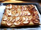 Слоеный пирог с яблоками и соленой карамелью