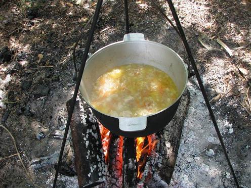 Плов на костре, приготовление - добавить лук и морковь, обжарить, залить кипятком