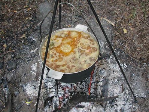 Плов на костре, приготовление - добавить рис, специи, залить водой