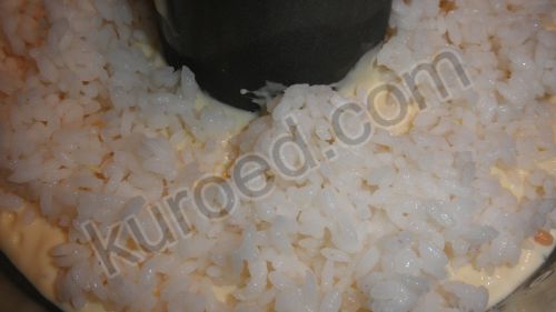 Быстрый пирог с рыбой, пошаговое приготовление - тесто вылить в форму, на него - рис