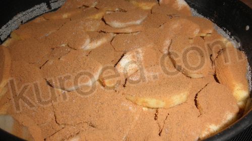 Яблочный пирог со сливочным кремом, пошаговое приготовление - посыпать ложкой сахара и корицей