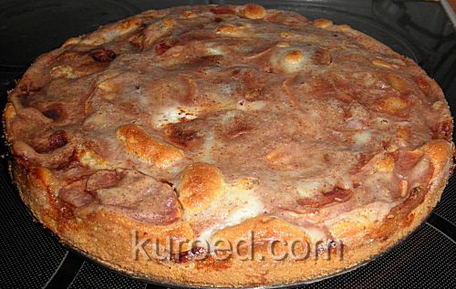 Яблочный пирог со сливочным кремом, пошаговое приготовление  - испечь до готовности