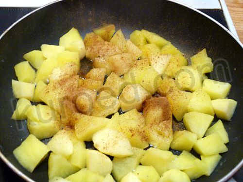 блинчики с яблоками, пошаговое приготовление - нарезанные яблоки томить в сковороде до мягкости
