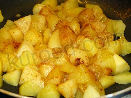 блинчики с яблоками, пошаговое приготовление - добавить корицу, сахар, мед, изюм и орехи