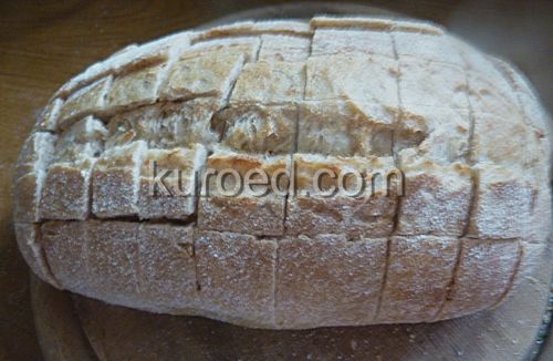 Хлеб с чесноком, сыром и укропом, пошаговое приготовление - Хлеб надрезать сначала вдоль, потом поперек, не прорезая насквозь