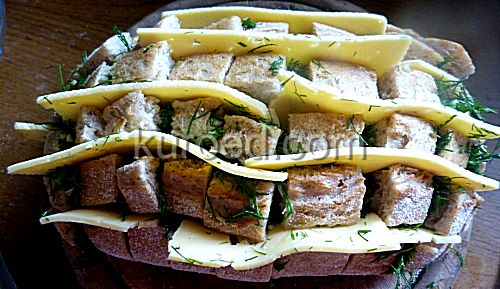 Хлеб с чесноком, сыром и укропом, пошаговое приготовление - в надрезы вложить зелень с чесноком и сыр