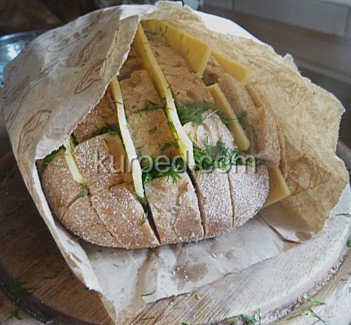 Хлеб с чесноком, сыром и укропом, пошаговое приготовление - хлеб  поместить в бумажный пакет