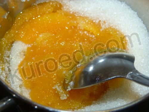 Домашний пломбир, пошаговое приготовление - Желтки растереть с сахаром