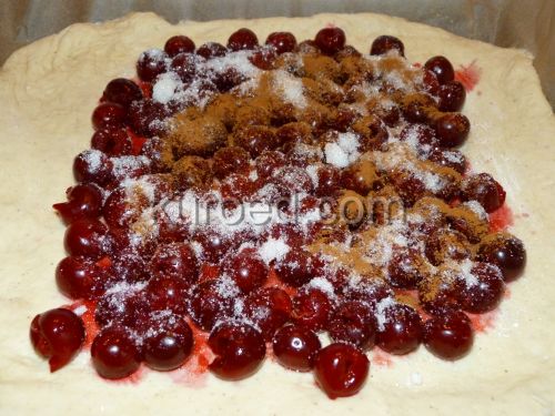 Пирог с вишнями, пошаговое приготовление - на тесто выложить вишни, посыпать сахаром и корицей