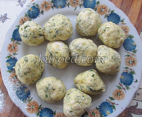 Картофельные галушки с укропом - сформовать картофельные шарики