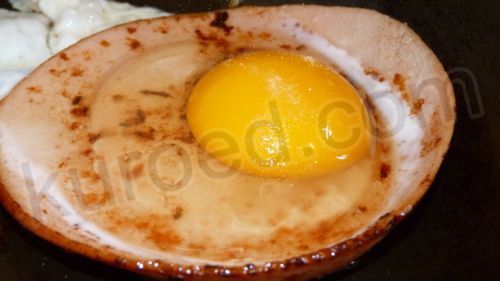 Глазунья в колбасной чашечке, пошаговое приготовление - в колбасную чашечку вбить яйцо