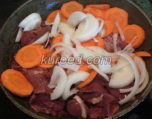 Говяжья печень с морковью, пошаговое приготовление  - нарезать  лук