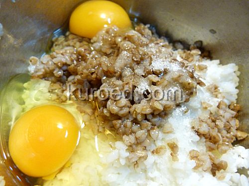 Гречнево-рисовые оладьи, пошаговое приготовление - рис смешать с гречкой и яйцами