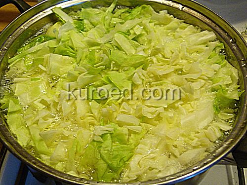 Суп с молодой капустой, пошаговое приготовление - мелко нарезать капусту  и добавить ее в кастрюлю с супом