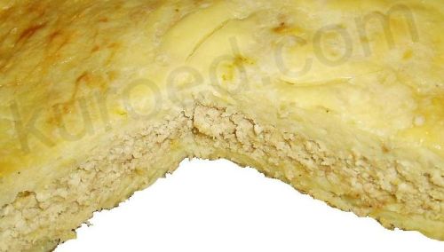 Картофельный пирог с курицей, смазанный перед выпечкой сметаной