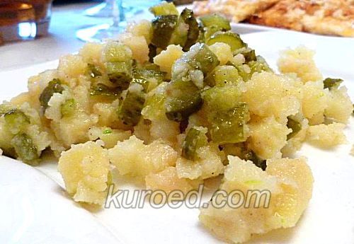 Постный картофельный салат с солеными огурцами и чесноком