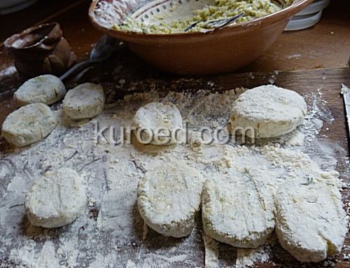 Картофляники с творогом, пошаговое приготовление -  картофельно-творожные пирожки на доске, подготовлены к жарке