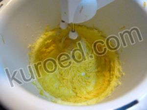 Кекс с изюмом, пошаговое приготовление - по одному добавлять желтки