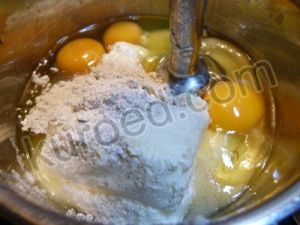приготовление киевского сырника - творожно-банановое тесто