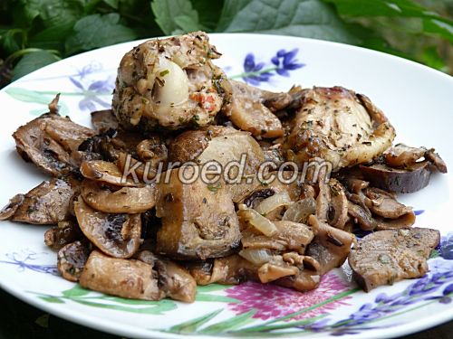 Курица с грибами и баклажанами, приготовленная в духовке