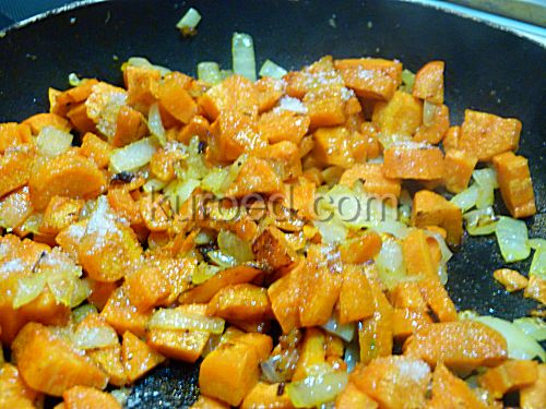 Перловка с курицей, пошаговое приготовление  - посыпать морковь сахаром