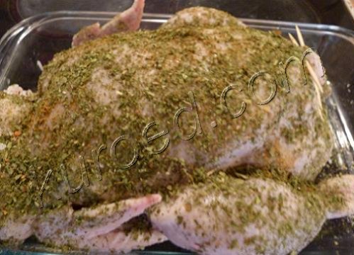 Курица запеченная с рисом, пошаговое приготовление  - уложить в форму для запекания