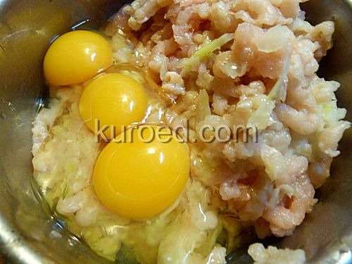 куриные котлеты-оладушки, пошаговое приготовление - Курицу перекрутить вместе с луком, добавить яйца и муку
