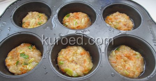 Куриные котлеты с луком и морковью, пошаговое приготовление - Из фарша сформовать шарики и выложить их в формы