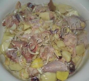 Курник, пошаговое приготовление - начинка из сырой курицы, картошки и лука