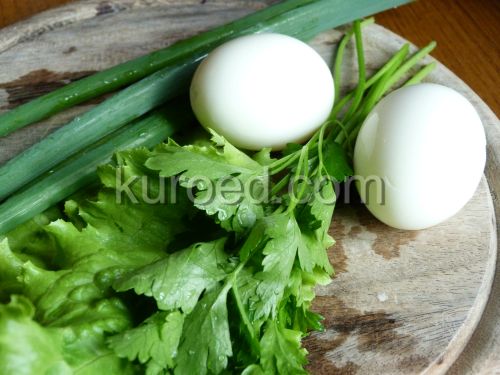 Рулеты с тунцом, пошаговое приготовление - яйца и зелень