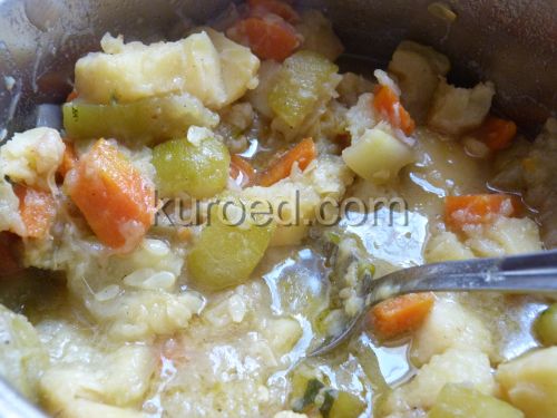 Летнее овощное рагу - лук, морковь, кабачки и картофель