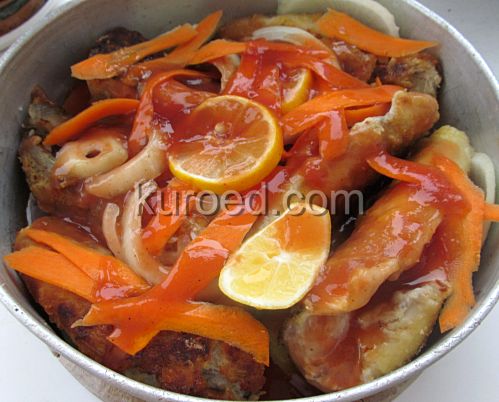 Нототения в томатном соусе, пошаговое приготовление - в форму выложить рыбу и овощи