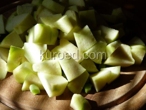 Овсяный пирог с яблоками и ревенем, пошаговое приготовление - режем яблоки