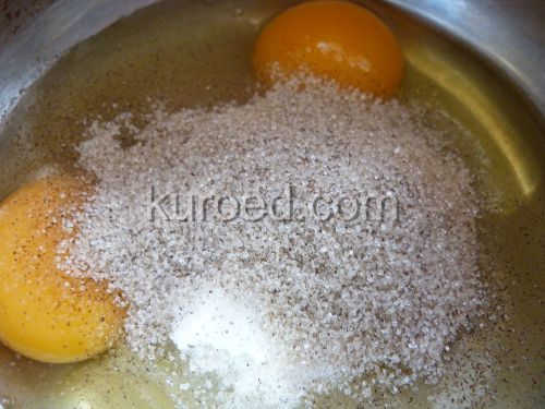 Овсяный пирог с яблоками и ревенем, пошаговое приготовление - яйца смешать с сахаром