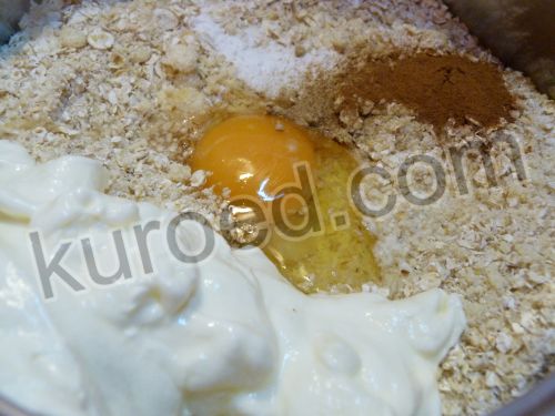 овсяное печенье, пошаговое приготовление - добавить яйцо, сметану и пряности