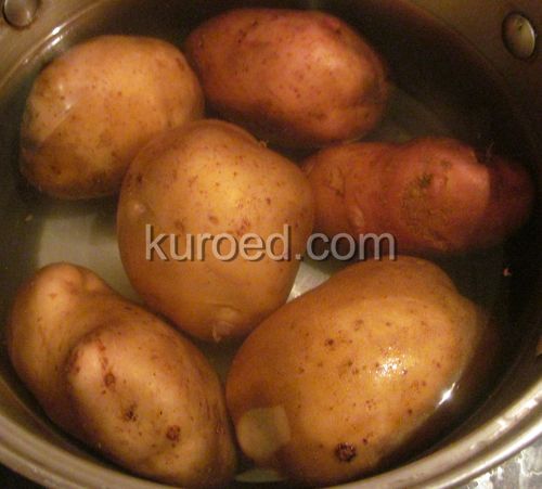 Печеная картошка с мясом, пошаговое приготовление - сварить картошку в мундирах