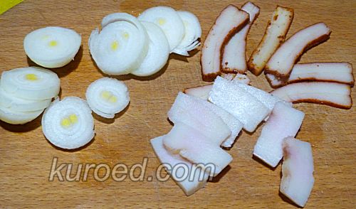 Печеная картошка с салом в фольге на углях, пошаговое приготовление - Нарезать сало и лук